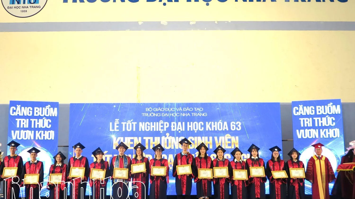 សាកលវិទ្យាល័យ Nha Trang ប្រគល់សញ្ញាបត្រដល់និស្សិតជាង ២០០០នាក់។