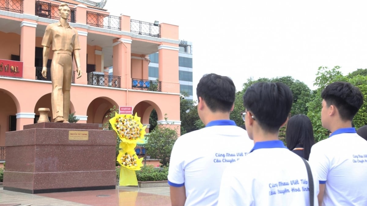យុវជនវៀតណាមនៅក្រៅប្រទេសទៅទស្សនា Ben Nha Rong វិមានឯករាជ្យ ស្វែងយល់អំពីស្លាកស្នាមប្រវត្តិសាស្ត្ររបស់ប្រទេសជាតិ
