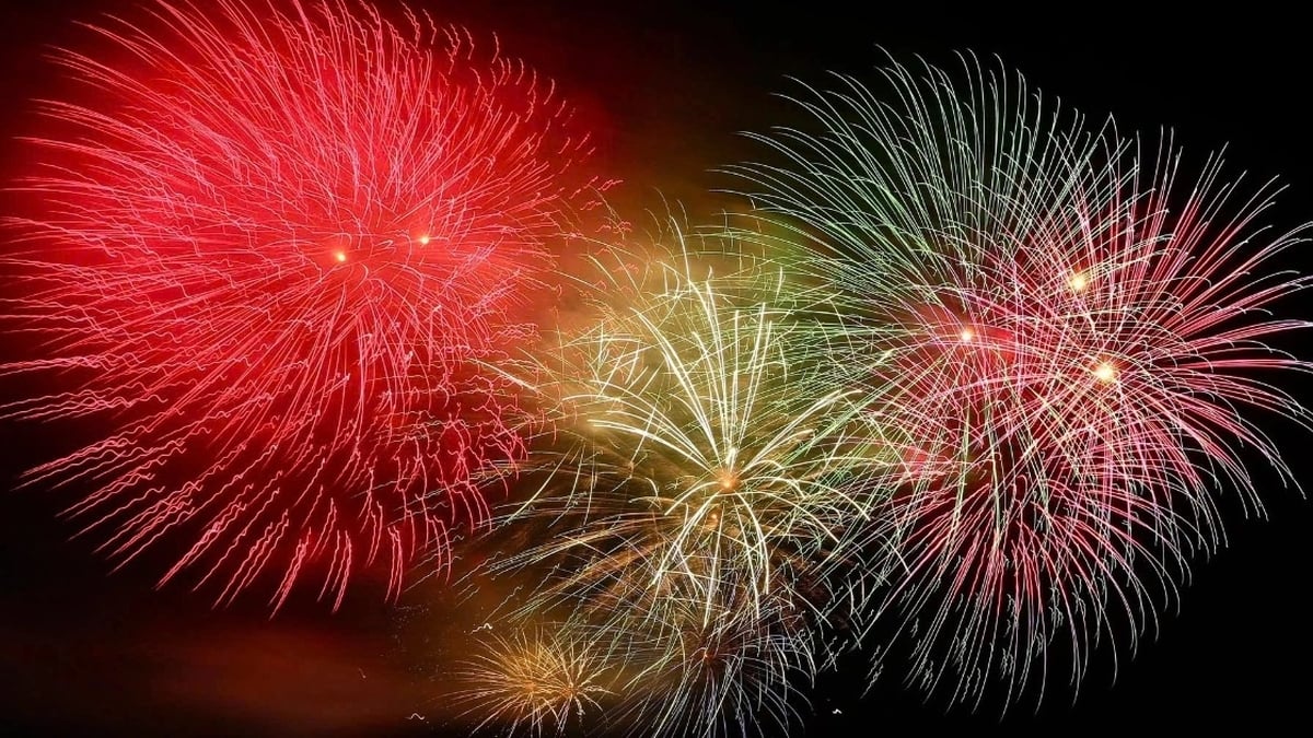Exhibición de fuegos artificiales los fines de semana y el Día Nacional el 2 de septiembre