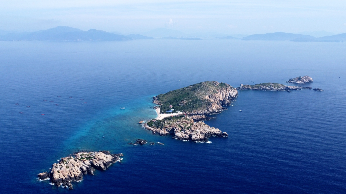 ทิวทัศน์อันงดงามของหมู่เกาะป่าที่มีนกหายากอาศัยอยู่เป็นฝูง