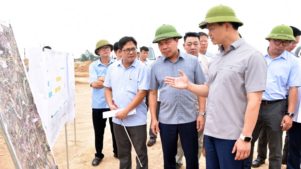 Le président du Comité populaire provincial, Vuong Quoc Tuan, a inspecté l'avancement de la mise en œuvre du projet de la Ring Road 4 - Région de la capitale Hanoï