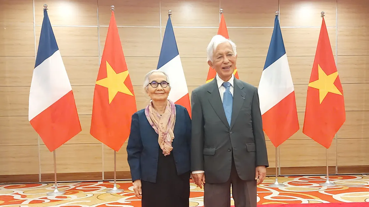 Professor Tran Thanh Van and his wife were promoted to the Legion of Honor.
