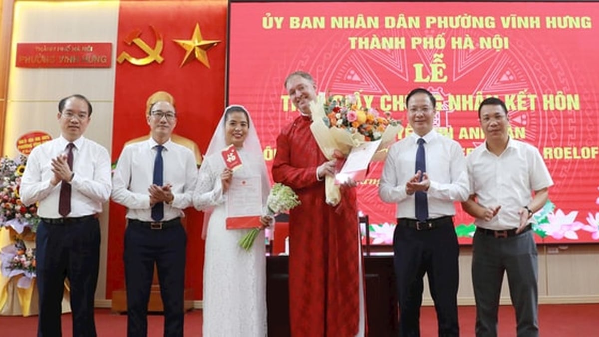 វួដ Vinh Hung រៀបចំពិធីប្រគល់សំបុត្រអាពាហ៍ពិពាហ៍ជាមួយធាតុបរទេស