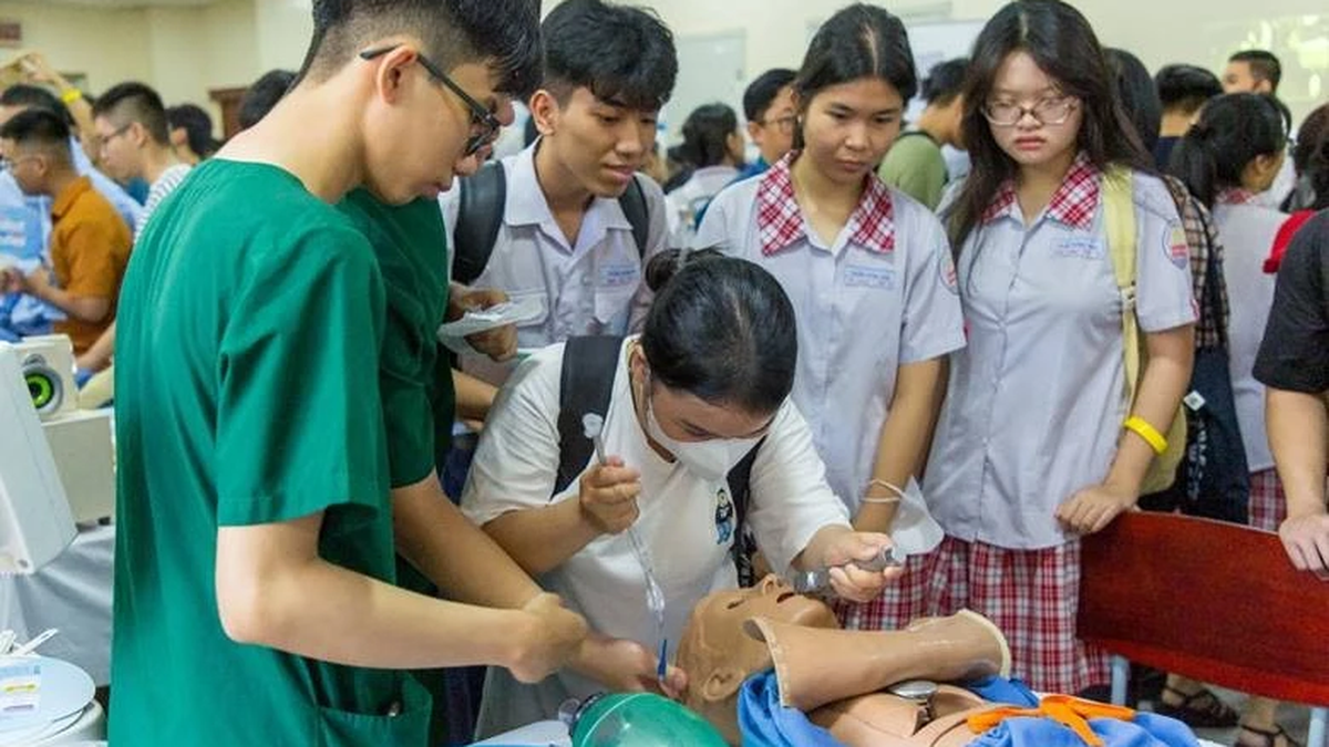 ホーチミン市医科薬科大学への入学資格を得た最初の13名の候補者