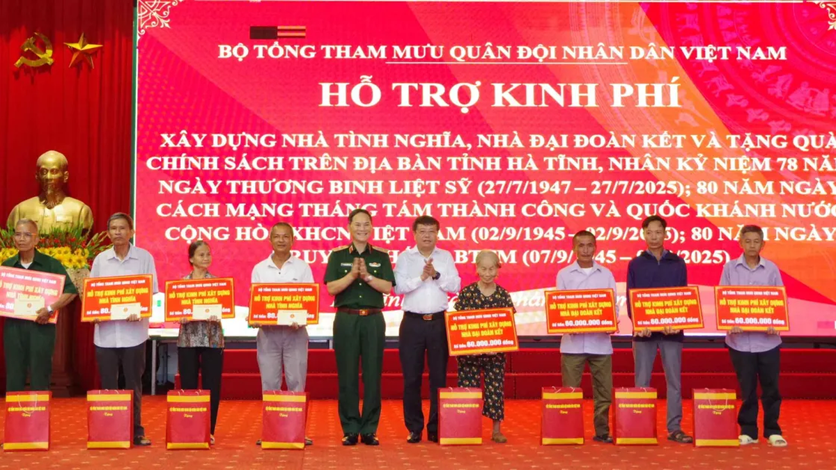 L'état-major général de l'Armée populaire du Vietnam a apporté son soutien à la construction de maisons de gratitude et de solidarité à Ha Tinh.