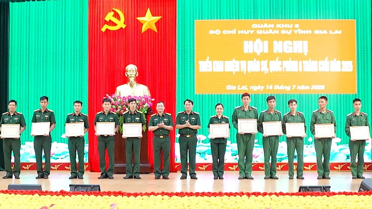 Das Militärkommando der Provinz Gia Lai verteilt Aufgaben für die letzten sechs Monate des Jahres 2025