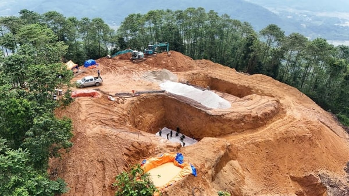 Construction of the 500 KV Lao Cai - Vinh Yen (Phu Tho) power line is in full swing.