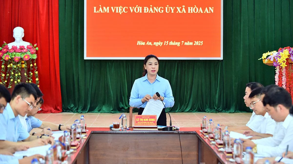 La subsecretaria permanente del Comité Provincial del Partido, Le Thi Kim Dung, trabaja con la comuna de Hoa An.
