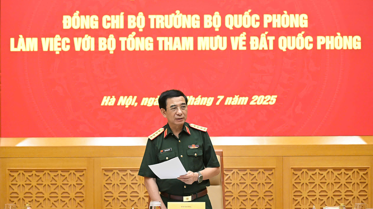 នាយឧត្តមសេនីយ៍ Phan Van Giang ធ្វើការជាមួយអគ្គសេនាធិការលើដីការពារជាតិ