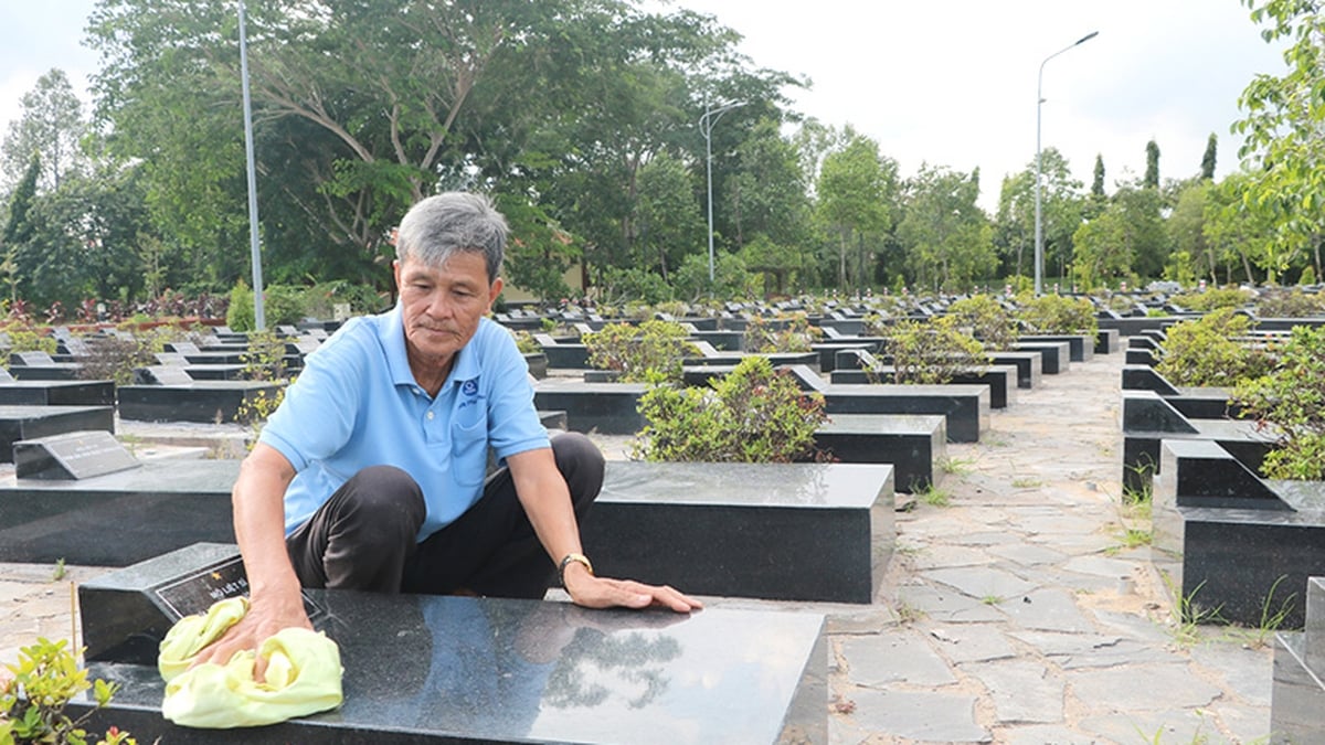 Mr. Ho Van Lu silently "watches over the peaceful sleep" of heroic martyrs.