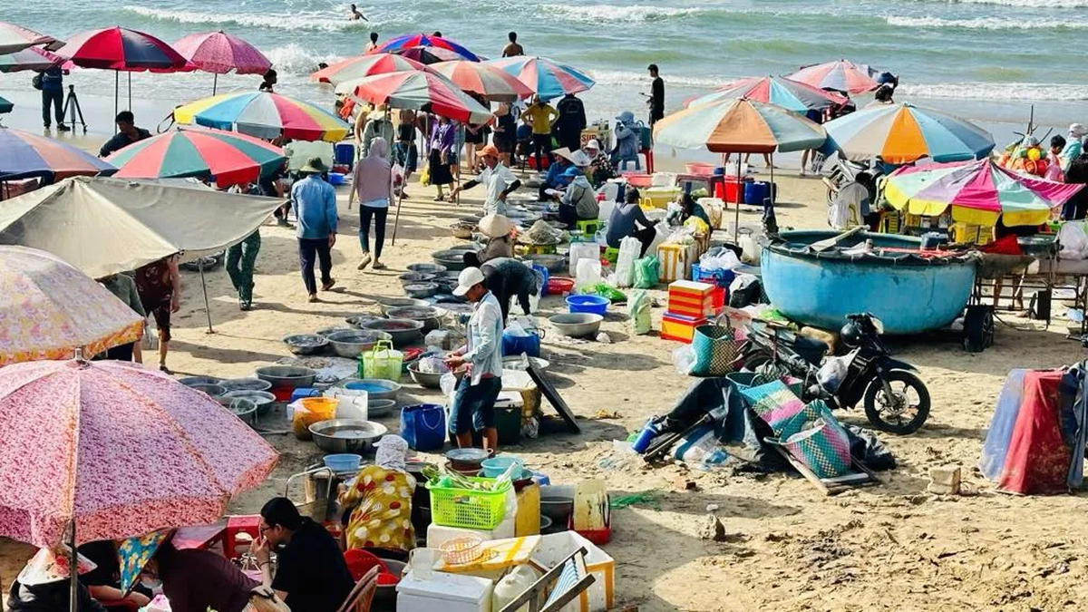 Request to stop the spontaneous seafood market on Thuy Tien beach