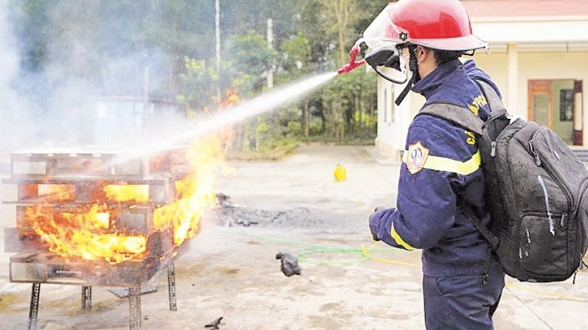 Effective fire extinguishing solution from multi-purpose gel