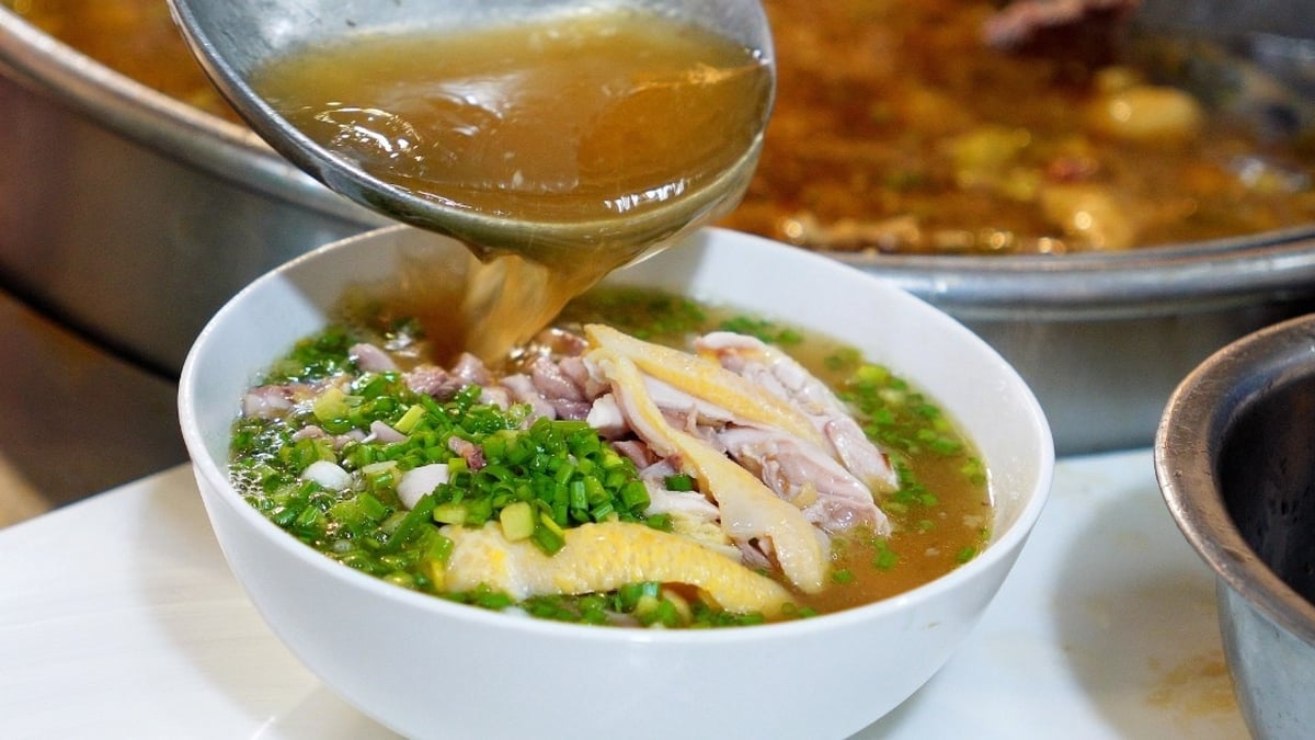 65-year-old traditional pho restaurant, once criticized but honored by Michelin 3 times