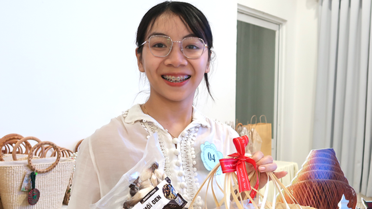Une fille de la génération Z apprend à cultiver des champignons termites noirs pour démarrer une entreprise