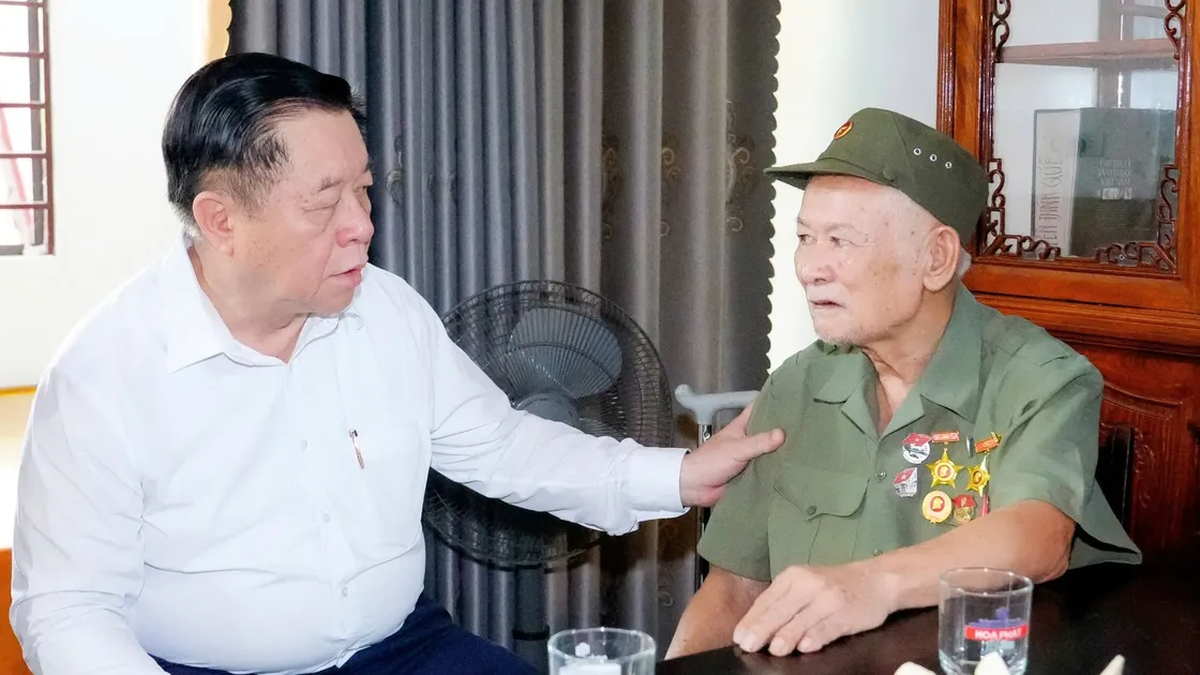 Der Leiter der Zentralen Propaganda- und Massenmobilisierungskommission besuchte Kriegsinvaliden und Politikerfamilien in Nghe An und überreichte ihnen Geschenke