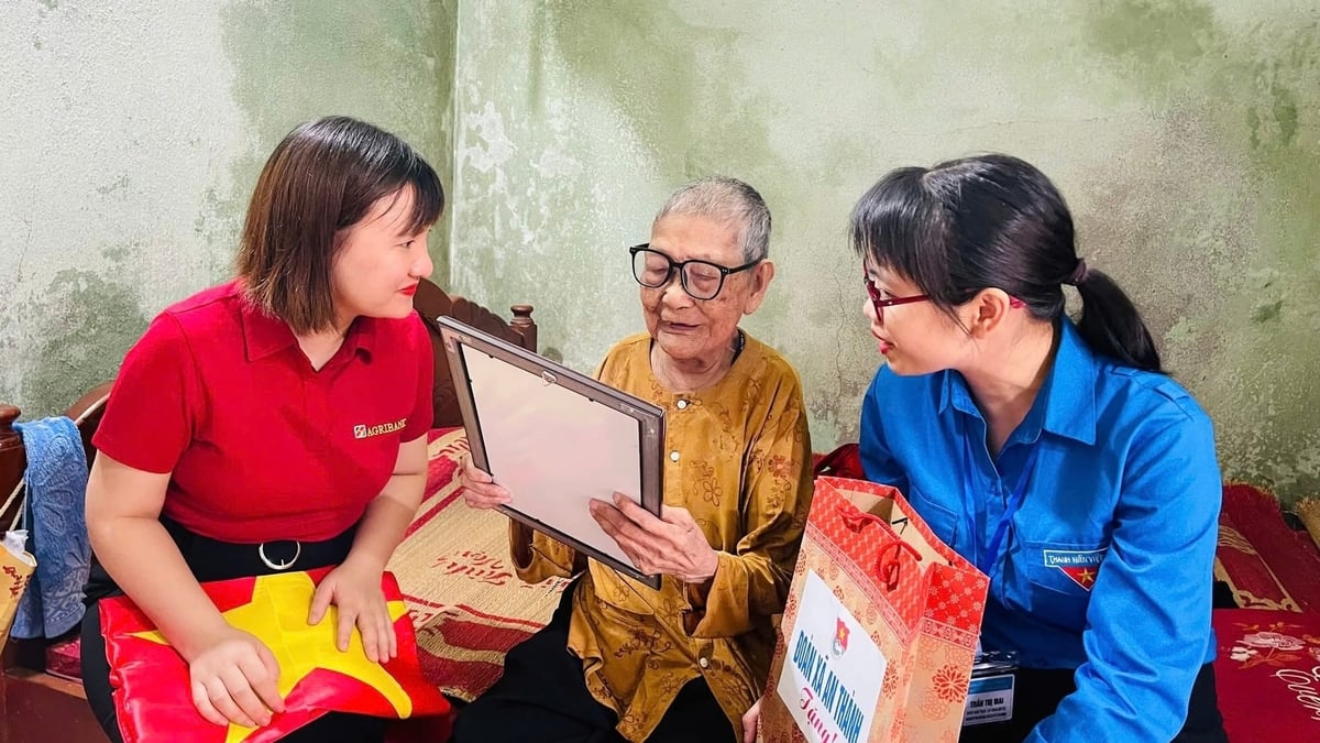 An Thanh commune delegation presented restored portraits to martyrs' families