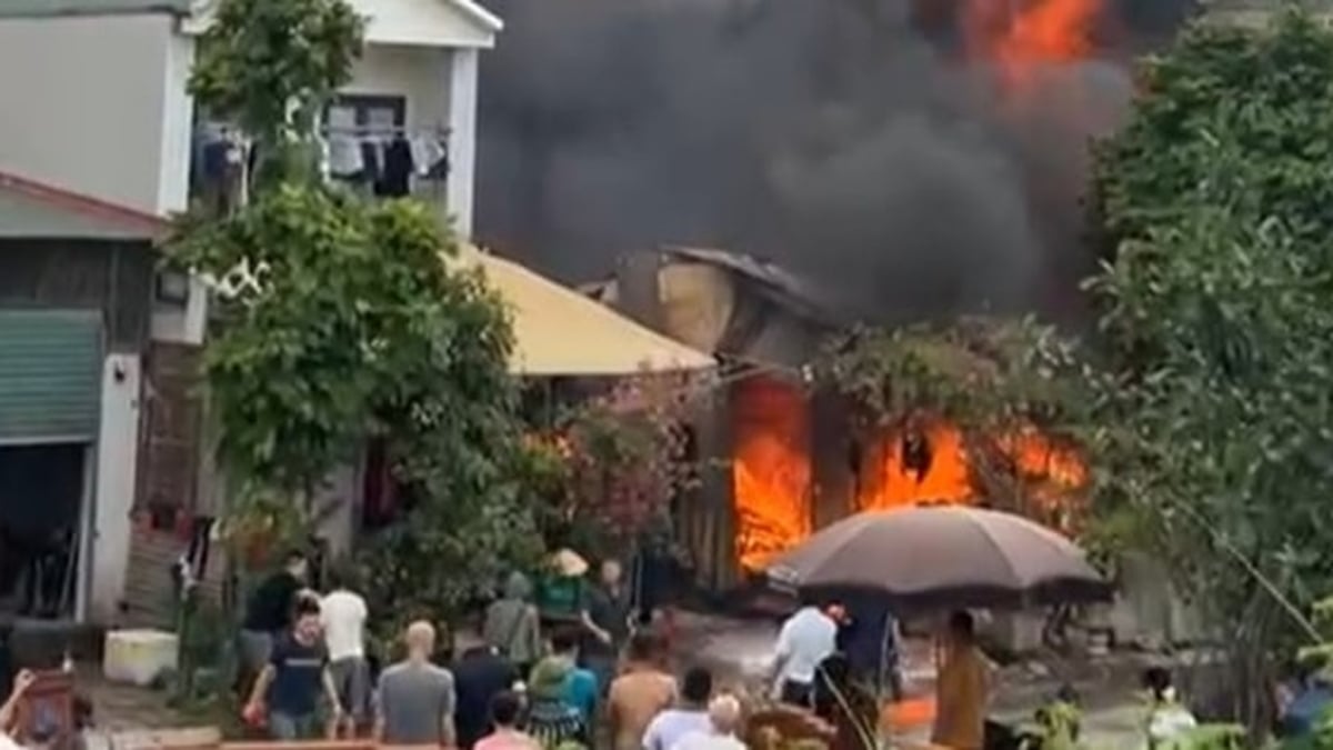 Quickly extinguish the fire at the wood workshop in Phu Dong commune
