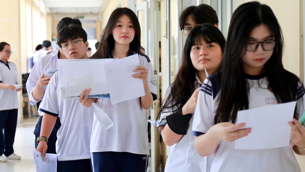 さらに2つの大学が入学最低スコアを15点から発表した。