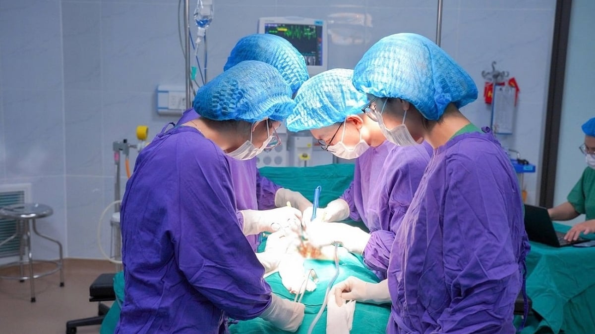 Cirugía para extirpar un cálculo vesical 'gigante' en una paciente femenina