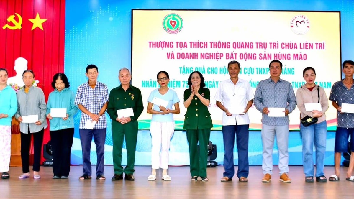 Presenting 42 gifts to former youth volunteers in difficult circumstances