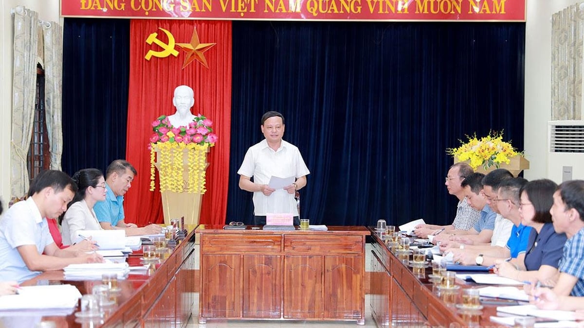 Reviewing documents of the Party Congress of the Department of Construction