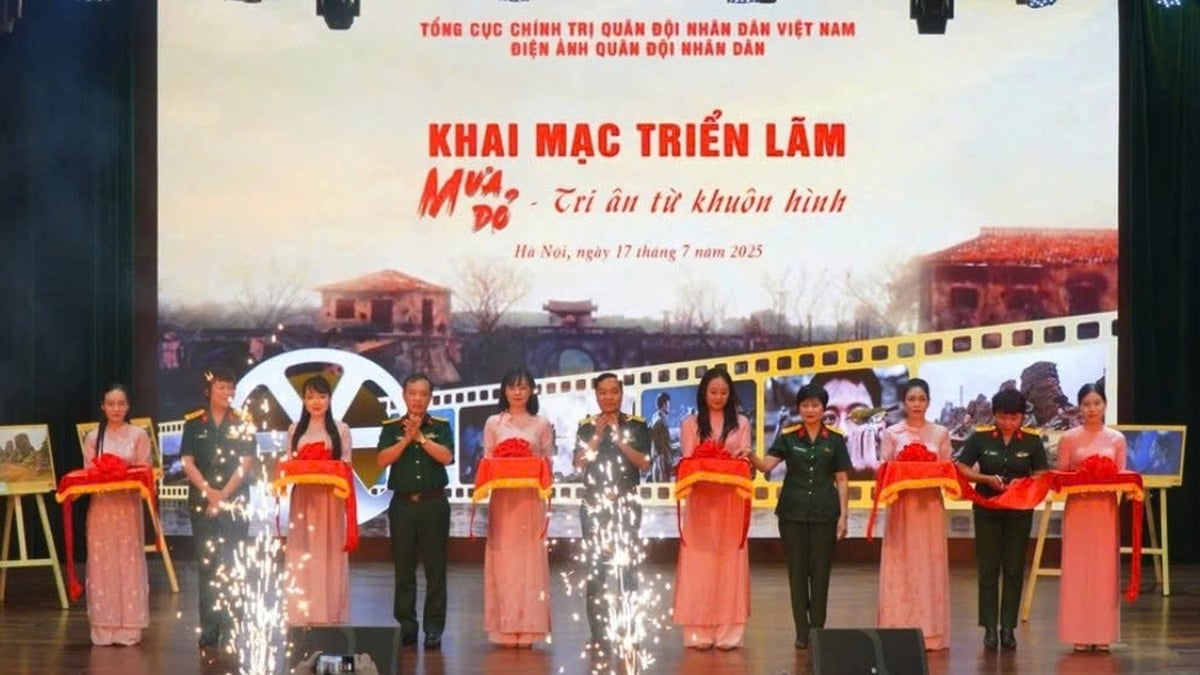 El subcampeón Chau Anh y el actor Do Nhat Hoang se emocionaron en la exposición 'Lluvia roja'