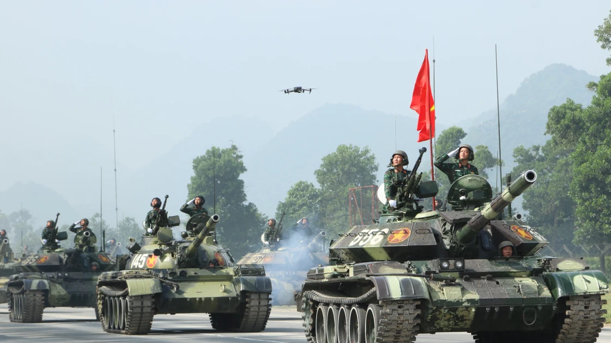 Erleben Sie die moderne Militärausrüstung bei der Probe für die Parade zum Nationalfeiertag am 2. September