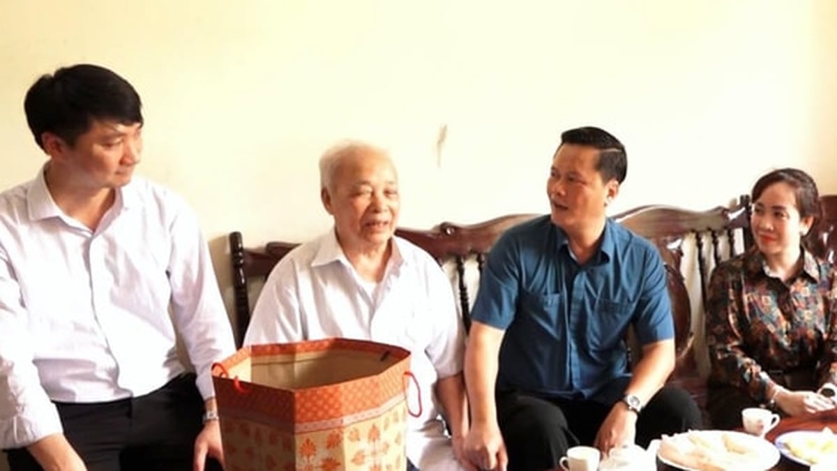 La comuna de Huong Son rinde homenaje a las familias de los inválidos y mártires de guerra