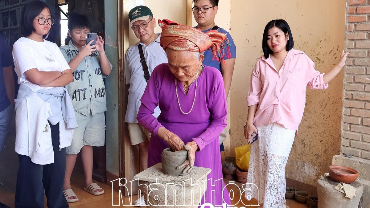 ភូមិគ្រឿងស្មូន Bau Truc ក្នុងរដូវទេសចរណ៍កំពូល