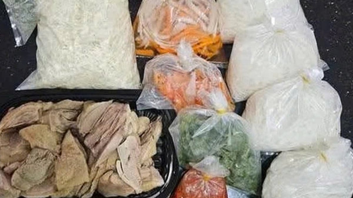 Duck restaurant in Ben Thanh market sells 4 bowls of noodles and duck salad for 1 million VND