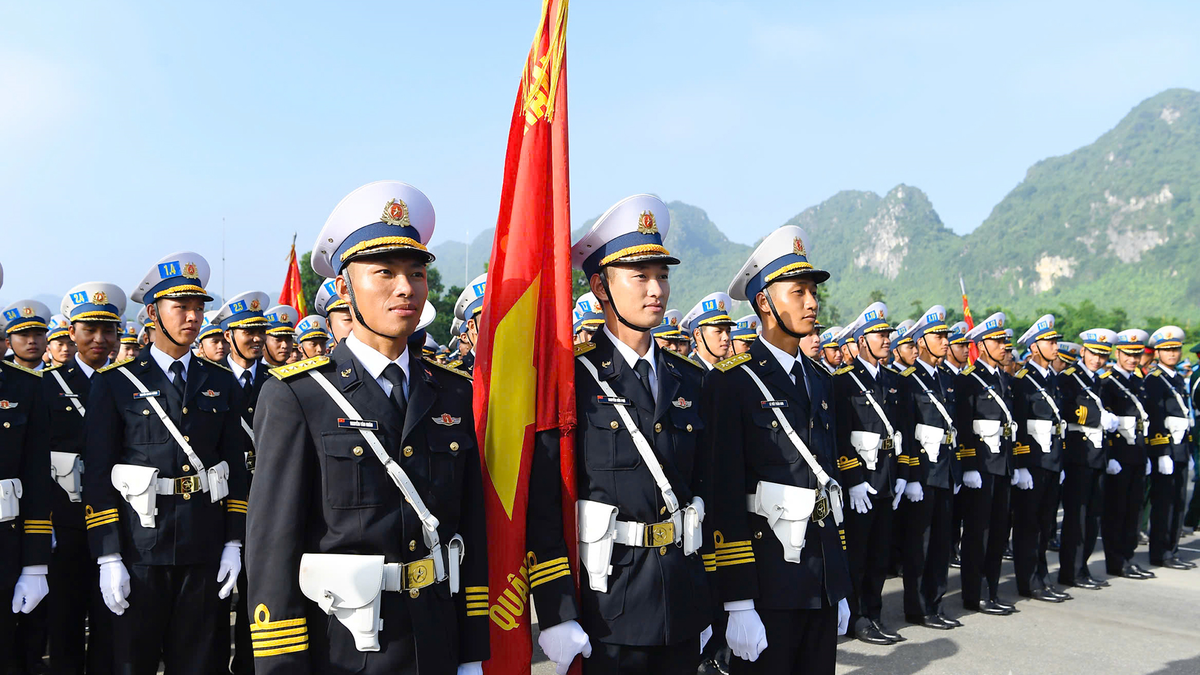General Nguyen Tan Cuong inspiziert die allgemeine Ausbildung der an der Parade teilnehmenden Streitkräfte.