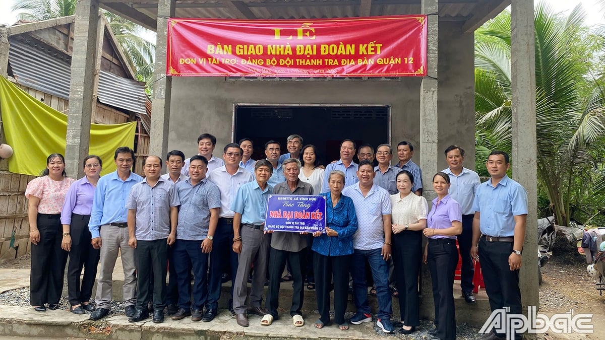 Comuna de Vinh Huu: Entrega de la casa solidaria a la familia del Sr. Dang Van Tam