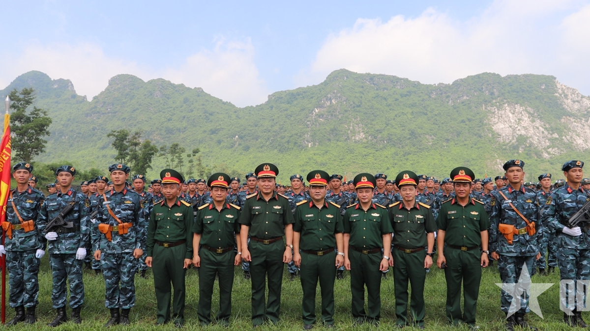 Le général de division Vu Huu Hanh inspecte les forces de cyberguerre participant aux défilés et aux marches