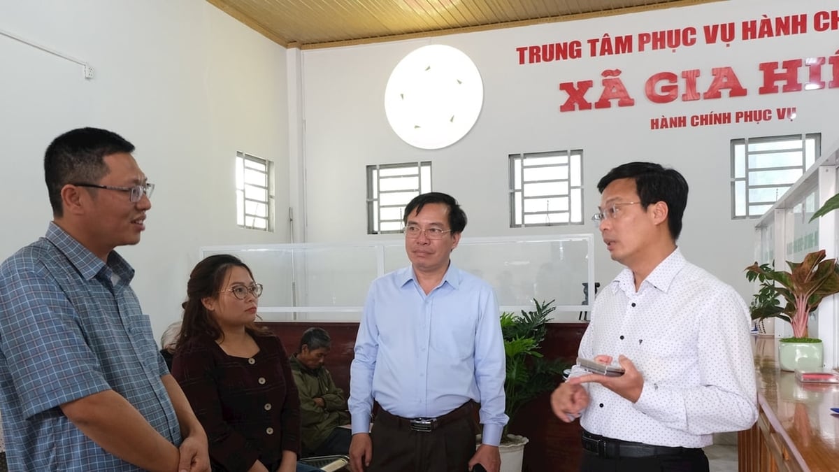 Der stellvertretende Vorsitzende des Volkskomitees der Provinz, Dinh Van Tuan, inspizierte die Funktionsweise des neuen Apparats auf Kommunalebene in den Kommunen.