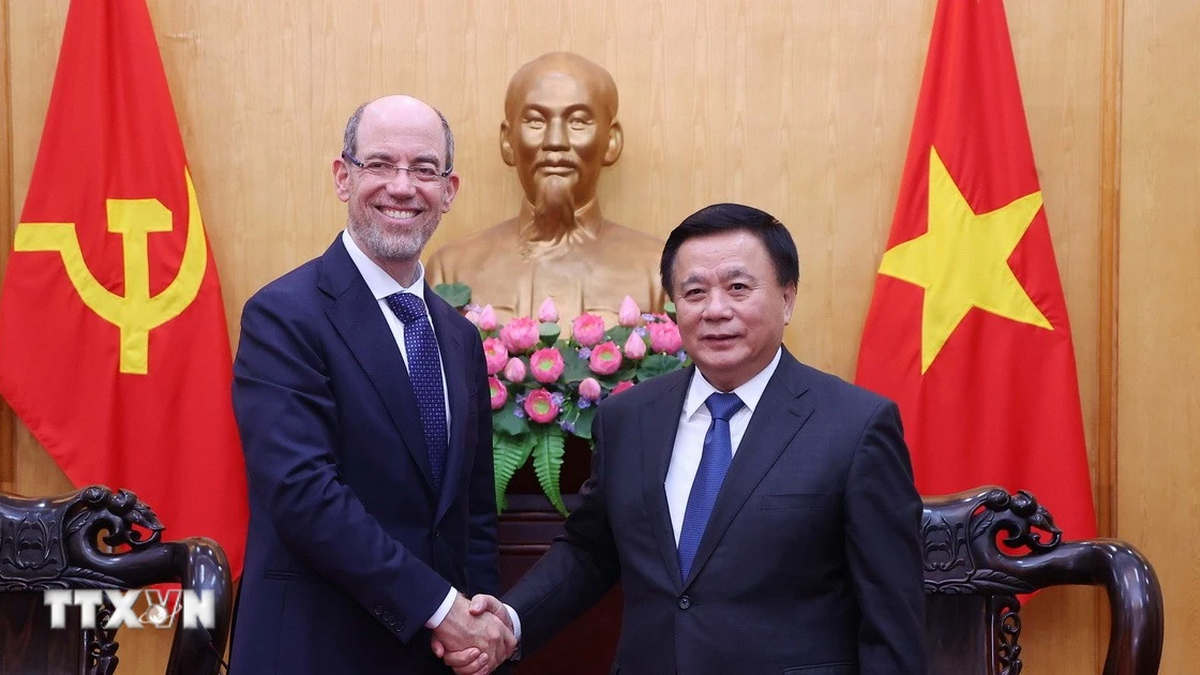 Zusammenarbeit bei der Anwendung von KI und Big Data in der Führungskräfteausbildung in Vietnam