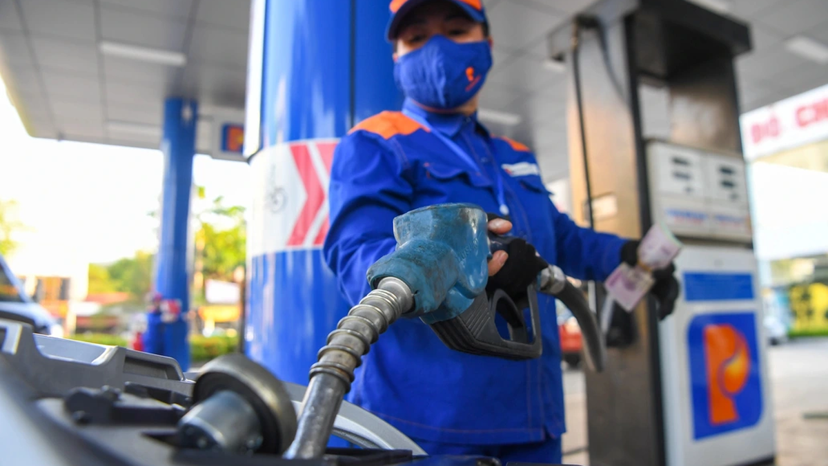 Gasoline price drops, RON 95 gasoline falls below 20,000 VND/liter