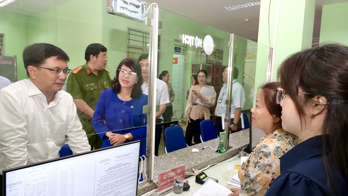 Comrade Nguyen Manh Cuong surveyed the two-level local government model.