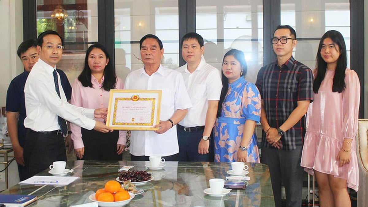 El Comité Permanente del Comité Provincial del Partido de An Giang otorgó la insignia de miembro del Partido por 55 años al camarada Nguyen Kim Thu.