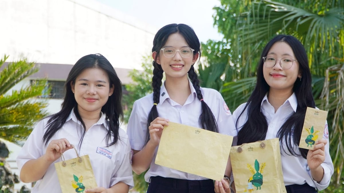 ដំណើរ​នៃ​ការ​ប្រែក្លាយ​ចំបើង​ទៅ​ជា​ក្រដាស​ដោយ​ក្រុម​និស្សិត​ស្រី​នៅ​សាលា​ឯកទេស
