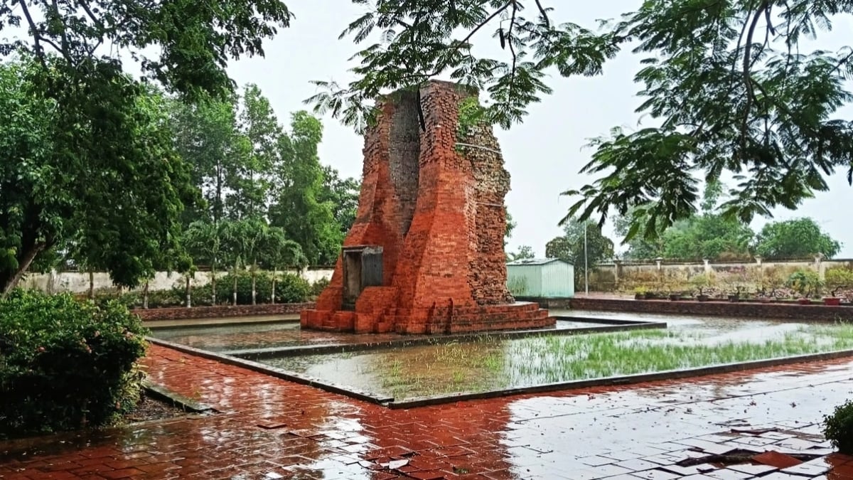 The thousand-year-old ancient tower area in the special national relic... floods every time it rains heavily.