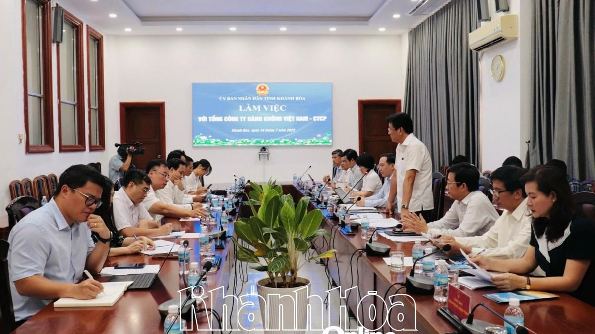 Les dirigeants de la province de Khanh Hoa travaillent avec la Vietnam Airlines Corporation