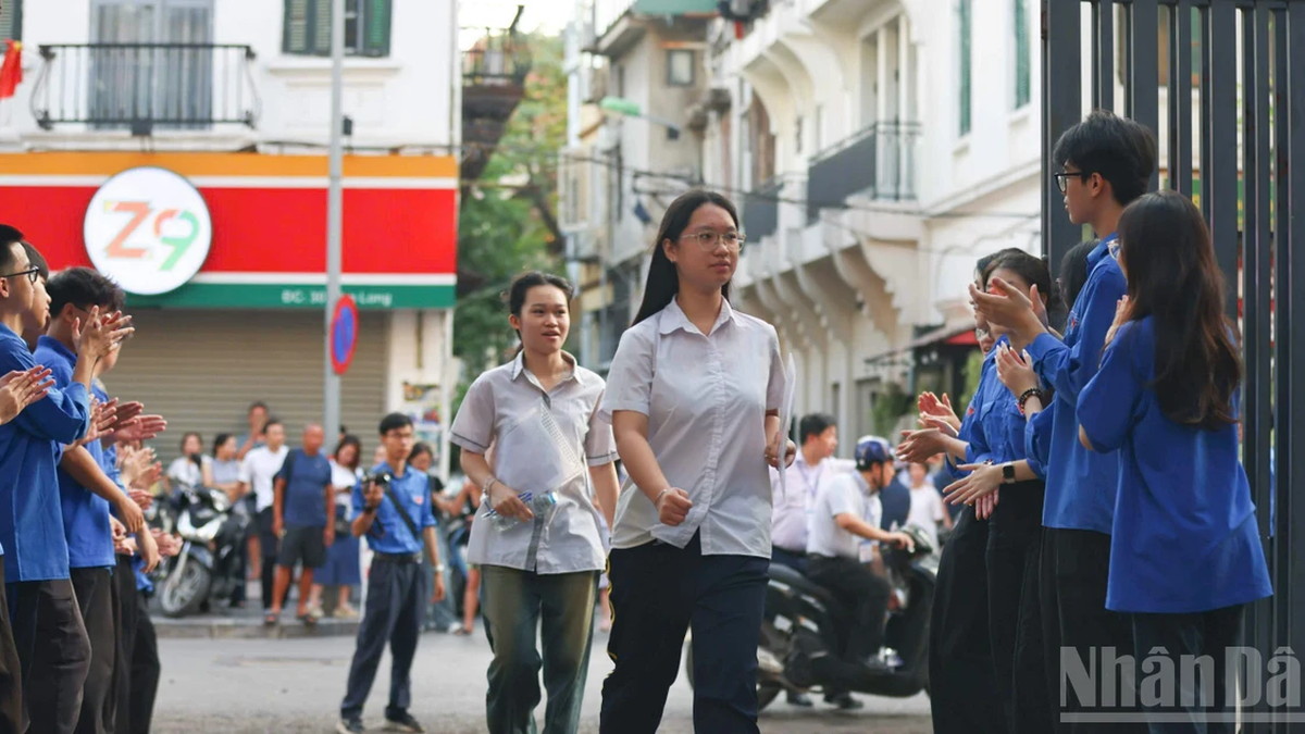 Lowering benchmark scores and recruiting additional students for grade 10 at Hanoi public schools