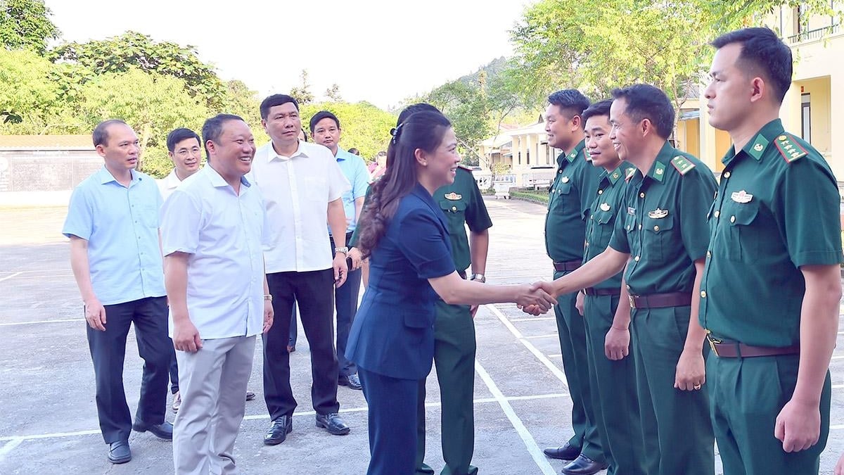 អនុប្រធានអចិន្ត្រៃយ៍គណៈកម្មាធិការបក្សខេត្ត Le Thi Kim Dung បានចុះត្រួតពិនិត្យប្រតិបត្តិការរបស់រដ្ឋាភិបាលនៅឃុំ Tung Va ។