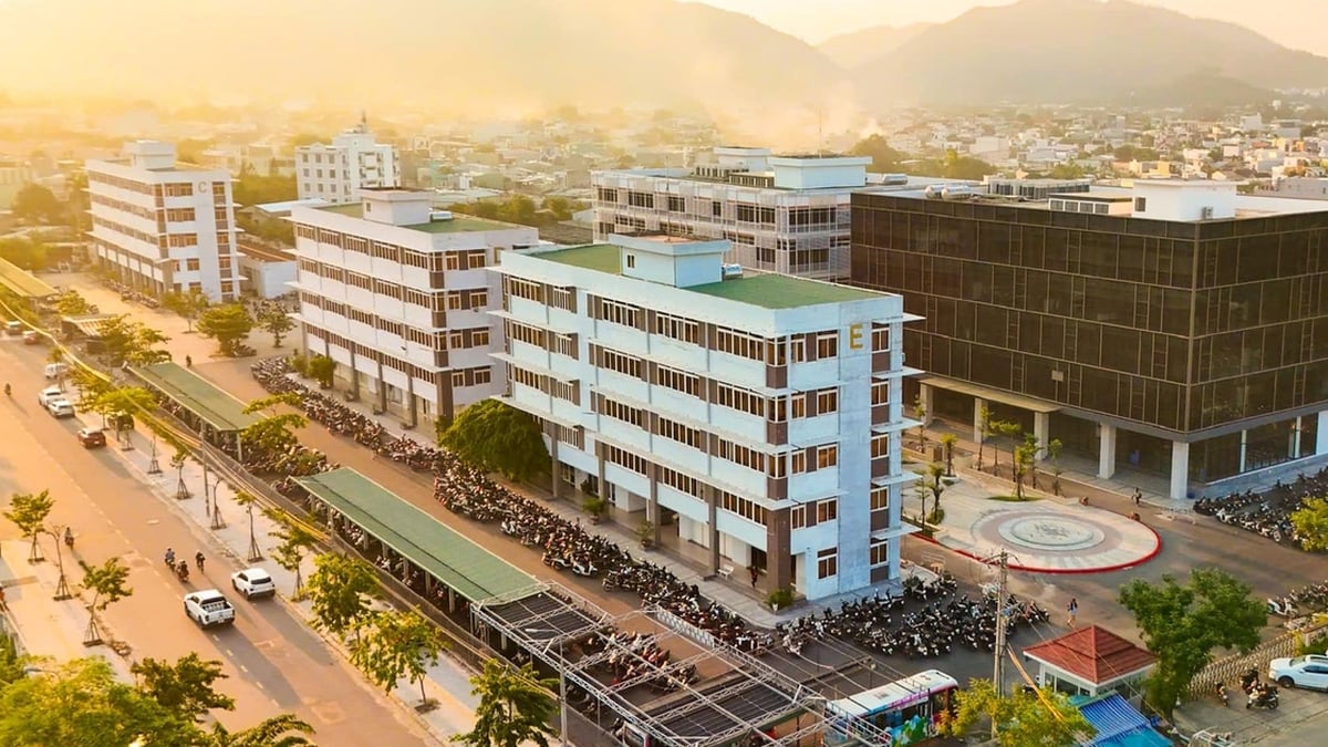 Duy Tan University announces admission scores: Health sector continues to lead