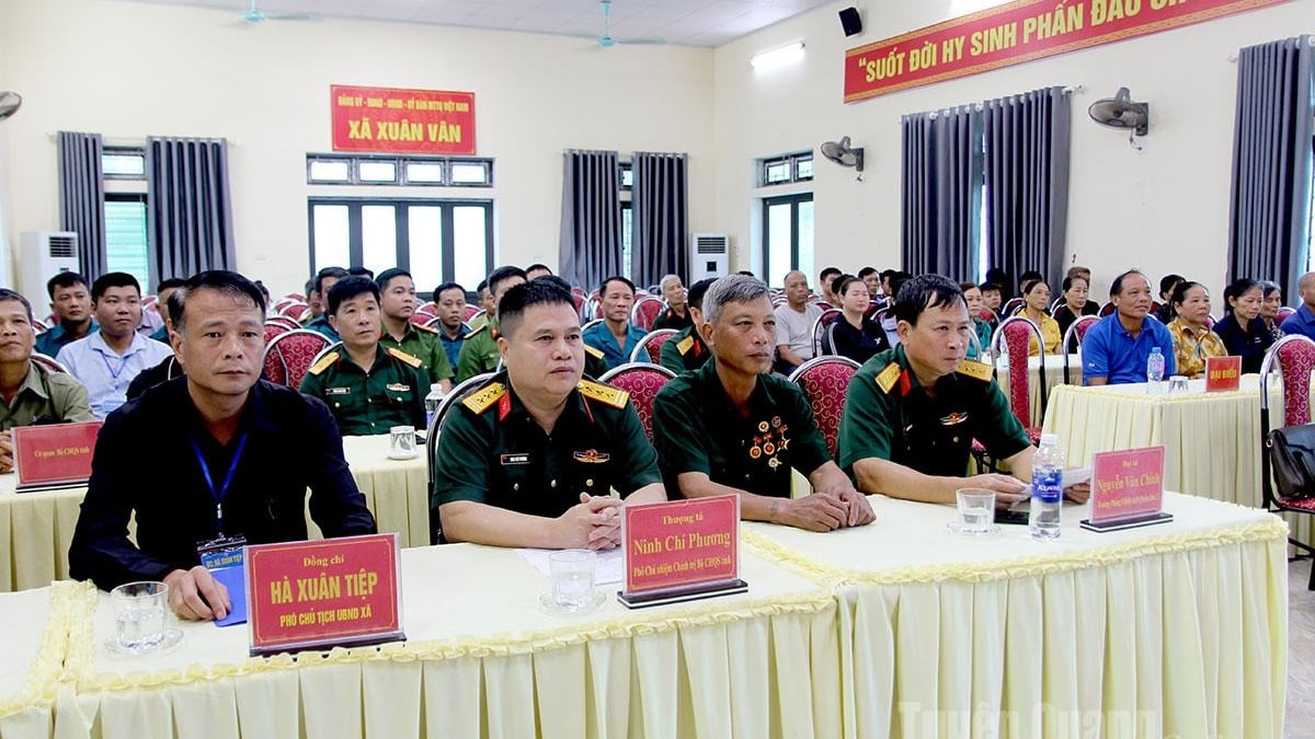 Xuan Van Commune entregó el certificado de "Gratitud de la Patria" a la familia del mártir.