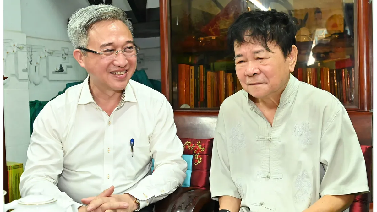 Le secrétaire adjoint du Comité du Parti de Hô-Chi-Minh-Ville, Dang Minh Thong, rend visite aux personnes ayant apporté leur contribution à la révolution
