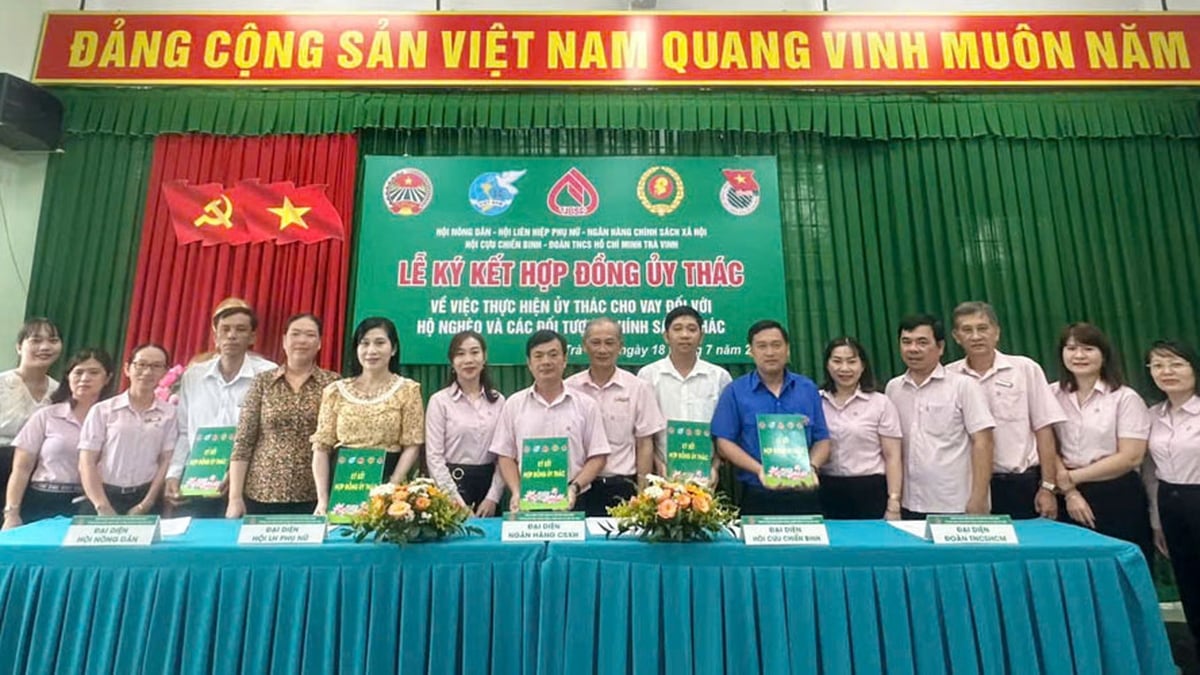 Tra Vinh Social Policy Bank Transaction Office signed a trust contract with political and social organizations of 3 wards