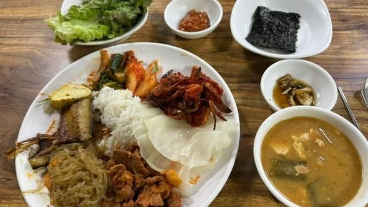Koreanische Frau vor Publikum beschimpft, weil sie am Buffet zu viel gegessen hat