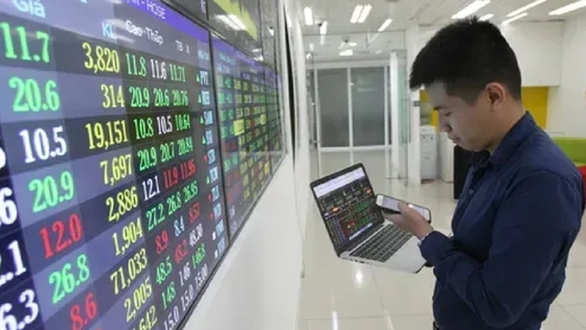 VN-Index “struggles”, approaching historical peak at 1,500 points