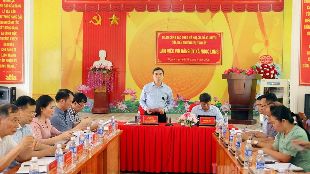 Le secrétaire adjoint du comité provincial du Parti, Ma The Hong, travaille avec la commune de Ngoc Long